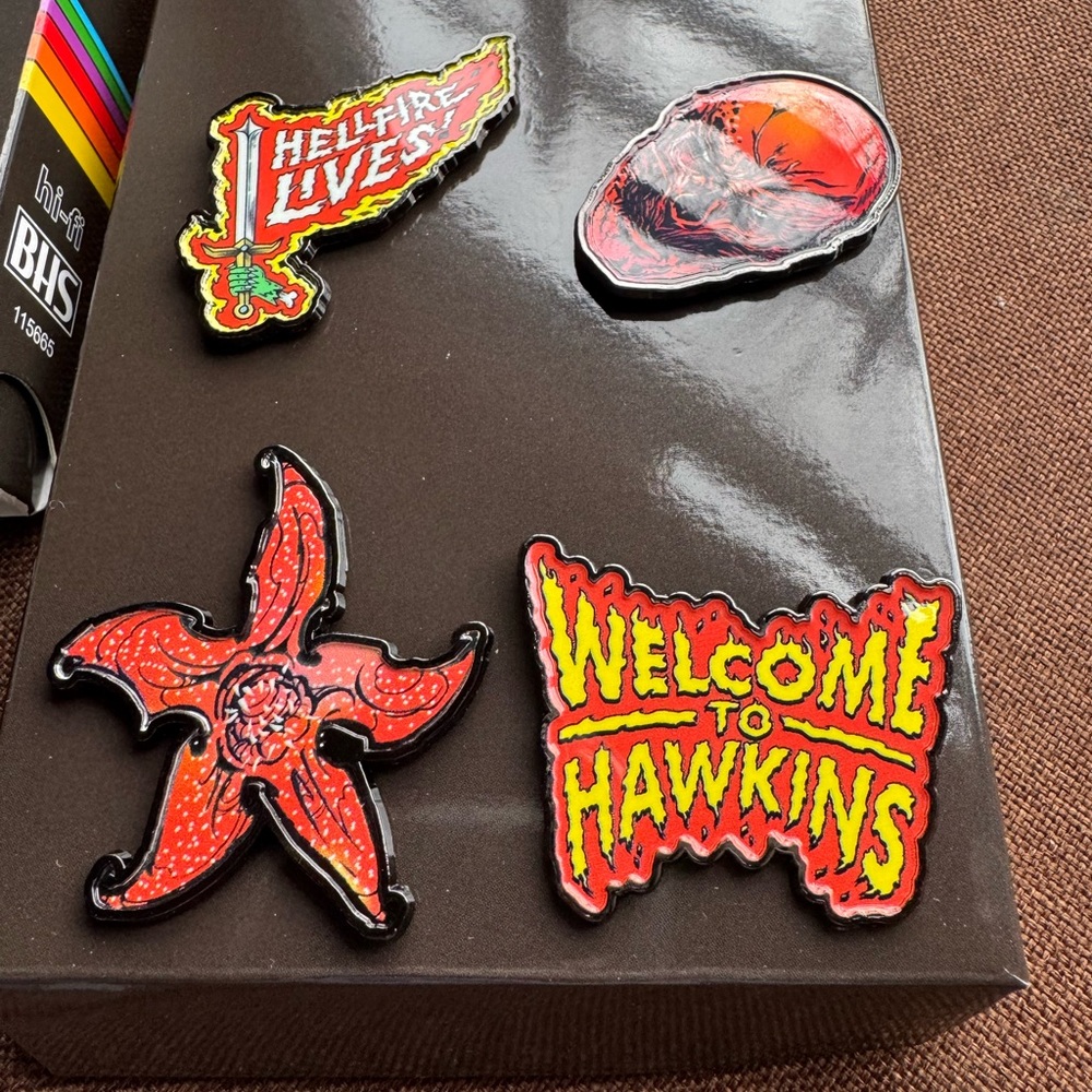 Stranger things pin set - Picture 4 of 5